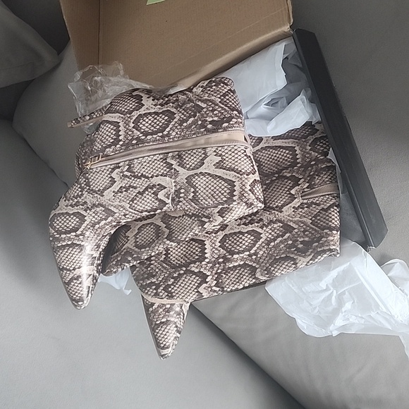 Heeled Knee High Boots - Picture 2 of 4